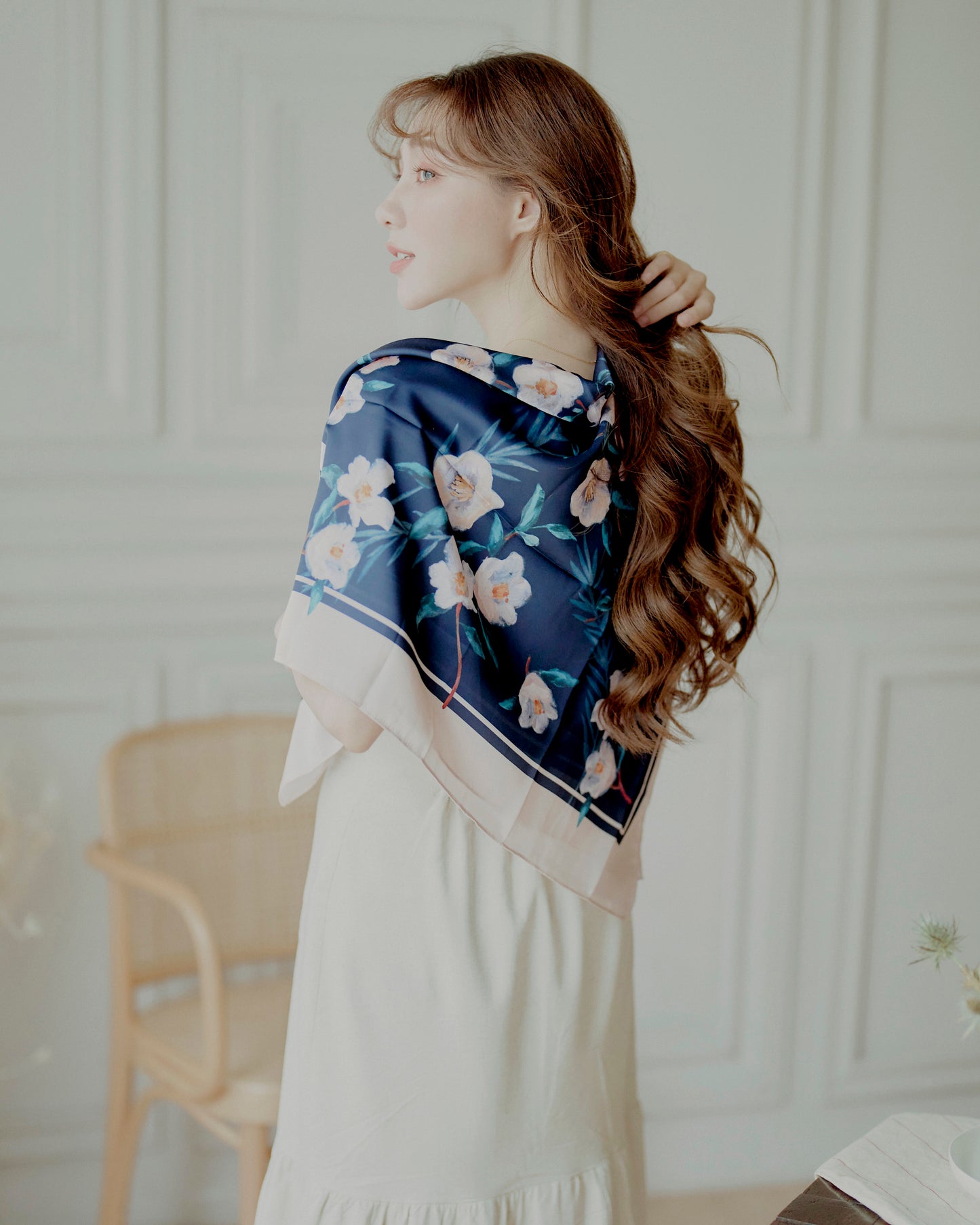 寧靜茶花絲巾The Tranquil Camellia Silk Scarf - Midnight Blue